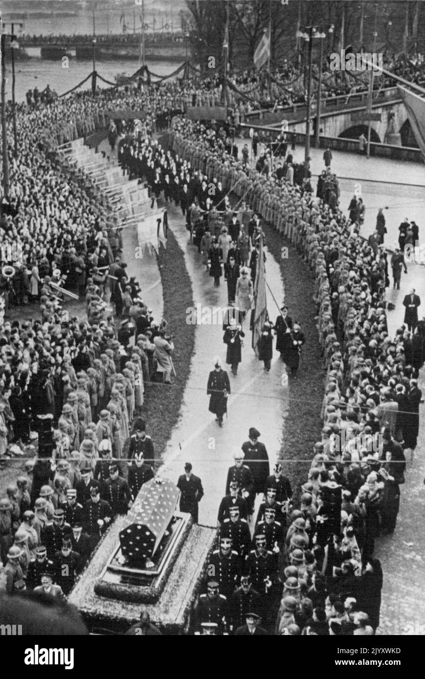 Funeral of King Gustav of Sweden. Photo Shows: A General View of The Cortege Passes from The Royal Palace to The Swedish Pantheon. Kings and Princes from Many European Royal Houses attended The Funeral of King Gustav V in Stockholm. The Interments took Place in The Knight's Church. where The Late Queen Victoria Was Also Buried. November 13, 1950. (Photo by Sport and General Press Agency Limited) Stock Photo