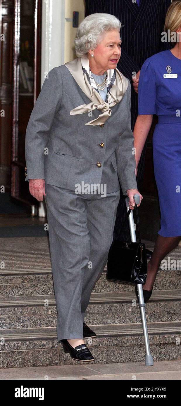 File photo dated 14/1/2003 of Queen Elizabeth II walks with a stick as she leaves the King Edward VII Hospital in central London after keyhole surgery to remove torn cartilage from her right knee. The Queen was in robust health for most of her life and seldom took time off during her lengthy reign and illnesses were few and far between over the years. Issue date: Thursday September 8, 2022. Stock Photo