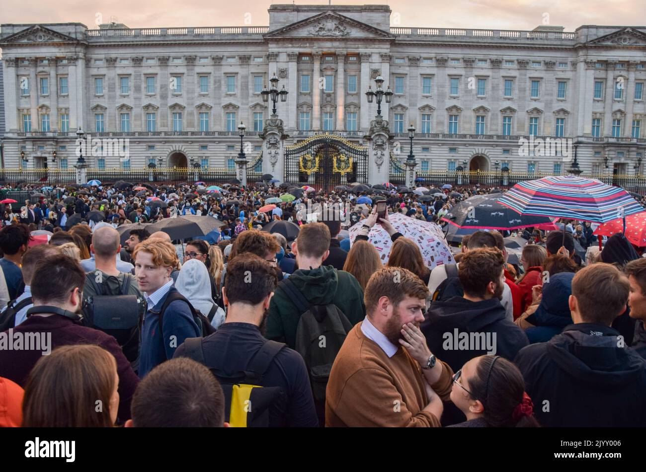 London, UK. 8th Sep, 2022. Crowds gather outside Buckingham Palace to pay their respects as Queen Elizabeth II dies, aged 96. Credit: Vuk Valcic/Alamy Live News Stock Photo