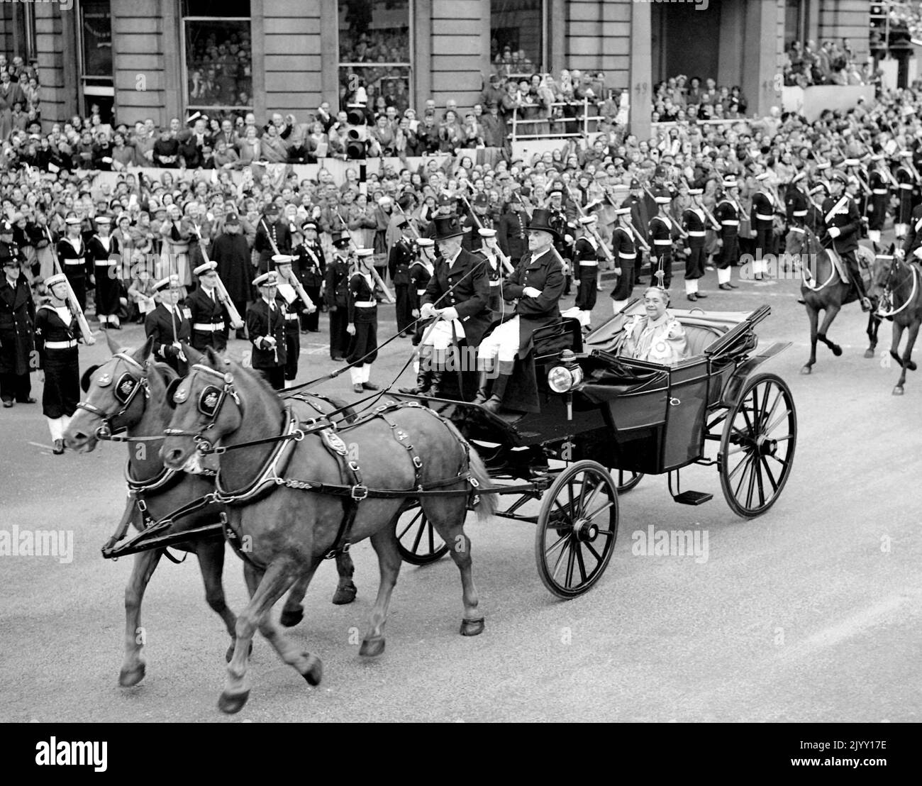 File photo dated 2/6/1953 of Queen Salote of Tonga riding in an open carriage escorted by mounted military police after passing through Admiralty Arch on the way from Buckingham Palace to Westminster Abbey for the Coronation. The Queen's coronation, rich in religious significance, was a morale boost for a nation starved of pageantry by the war, and for a day street parties banished the hardship of rationing and shortages and even atrocious, unseasonal weather did not dampen the enthusiasm. Issue date: Thursday September 8, 2022. Stock Photo