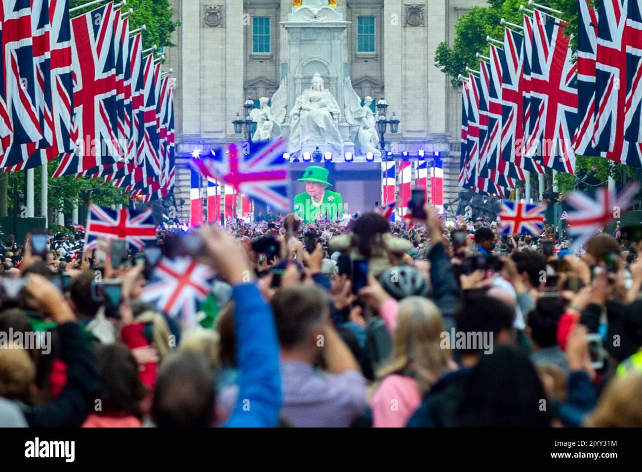 London, UK. 8 September 2022. FILE PHOTO Queen Elizabeth II, Britain's longest reigning monarch has died aged 96.  Photo taken on5 June 2022 shows The Queen, seen on a giant digital screen, on the balcony of Buckingham Palace following the Platinum Jubilee Pageant in The Mall on the fourth and final day of the Queen’s Platinum Jubilee celebrations. Credit: Stephen Chung / Alamy Live News Stock Photo