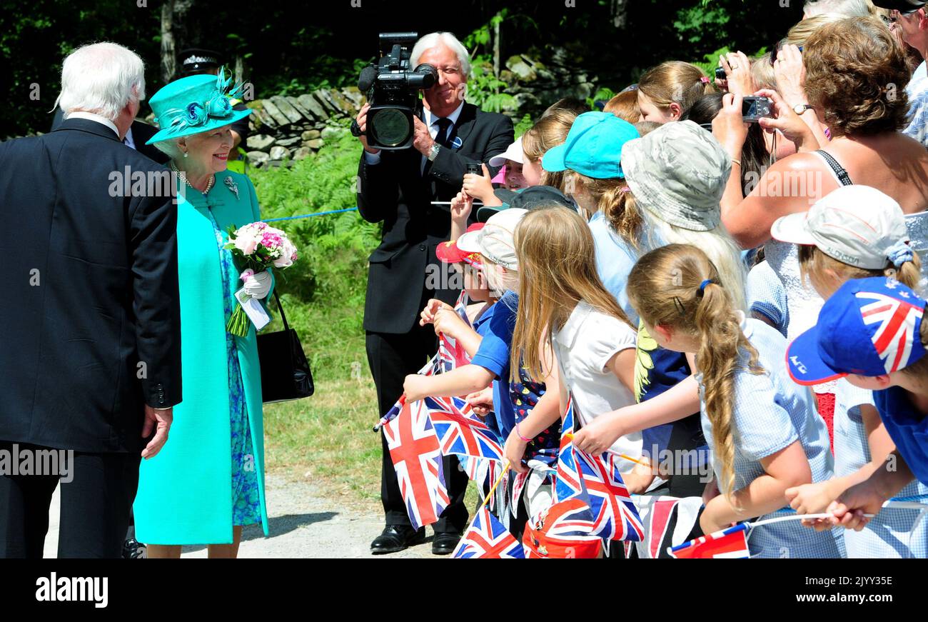 File photo dated 17/7/2013 of Royal cameraman Peter Wilkinson filming Queen Elizabeth II as she talked to school children from Wiggonby Church of England School in Brockhole, Windermere, Cumbria. Issue date: Thursday September 8, 2022. Stock Photo