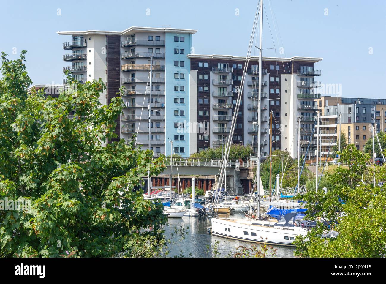 Apartment buildings and boats in Cardiff Marina, City of Cardiff (Caerdydd), Wales (Cymru), United Kingdom Stock Photo