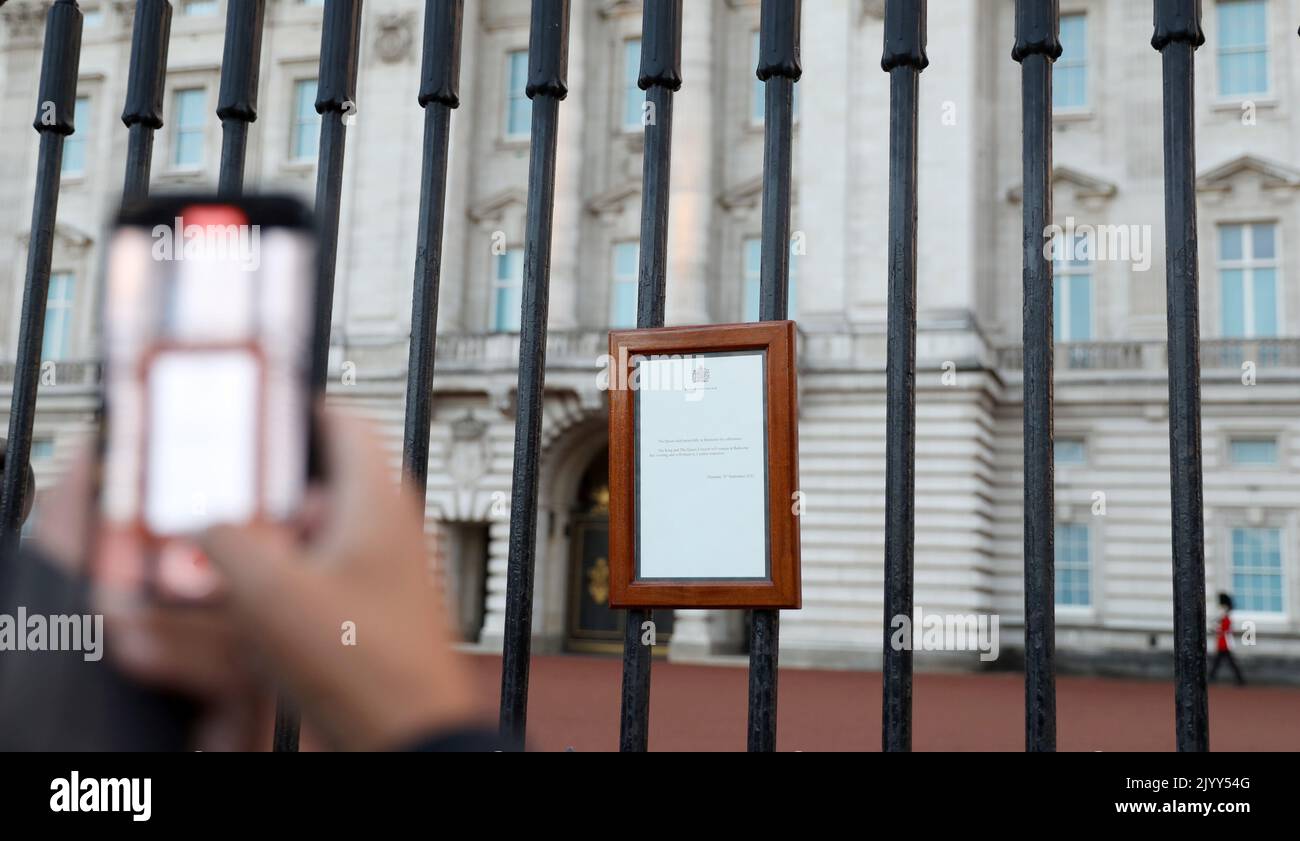 London, Britain. 8th Sep, 2022. A notice announcing the death of Queen