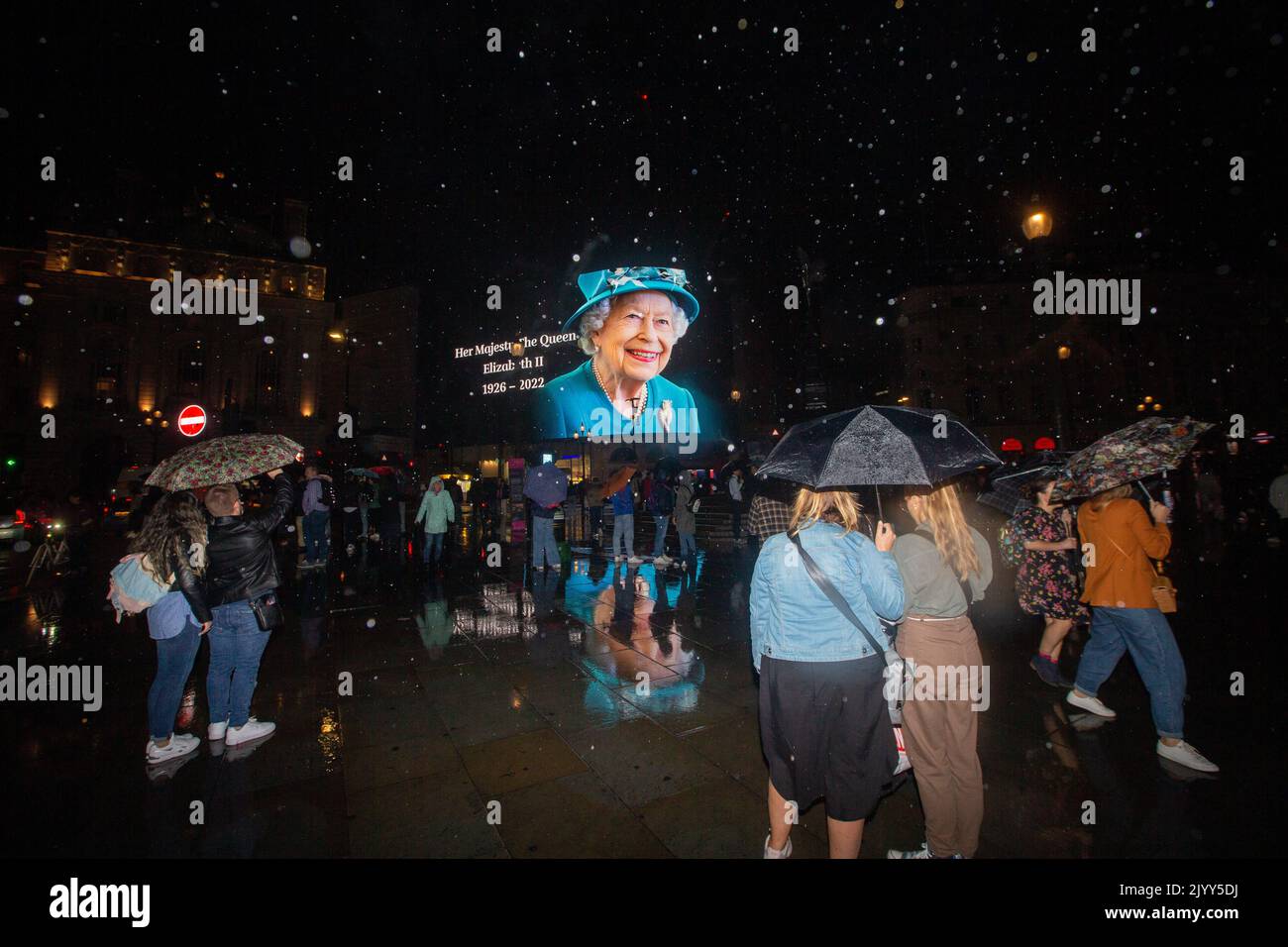 September 8, 2022, London, England, United Kingdom: A tributet to Queen Elizabeth II is on display on giant screen in Piccadilly Circus after her death announcement. (Credit Image: © Tayfun Salci/ZUMA Press Wire) Stock Photo