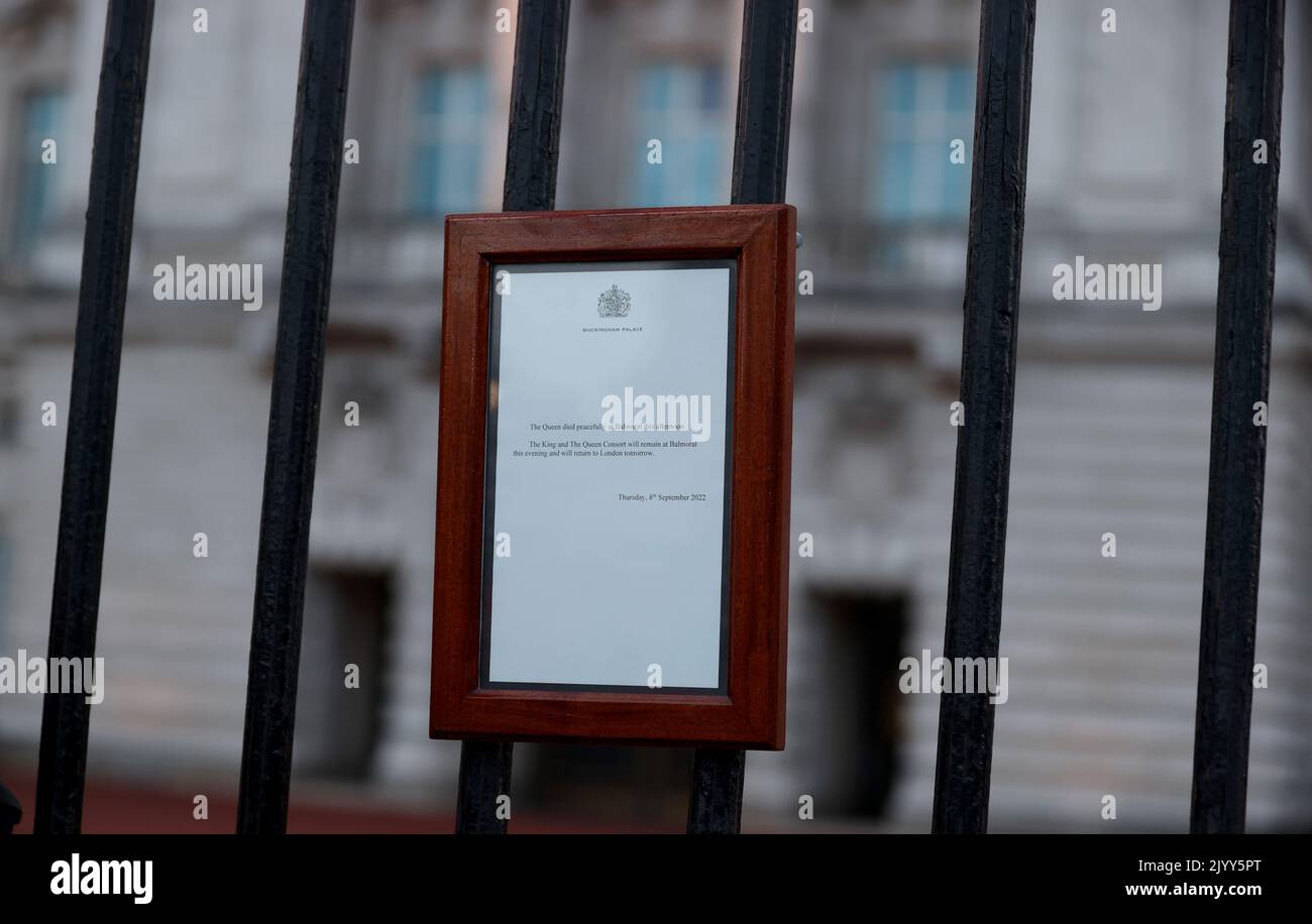 London, Britain. 8th Sep, 2022. A notice announcing the death of Queen