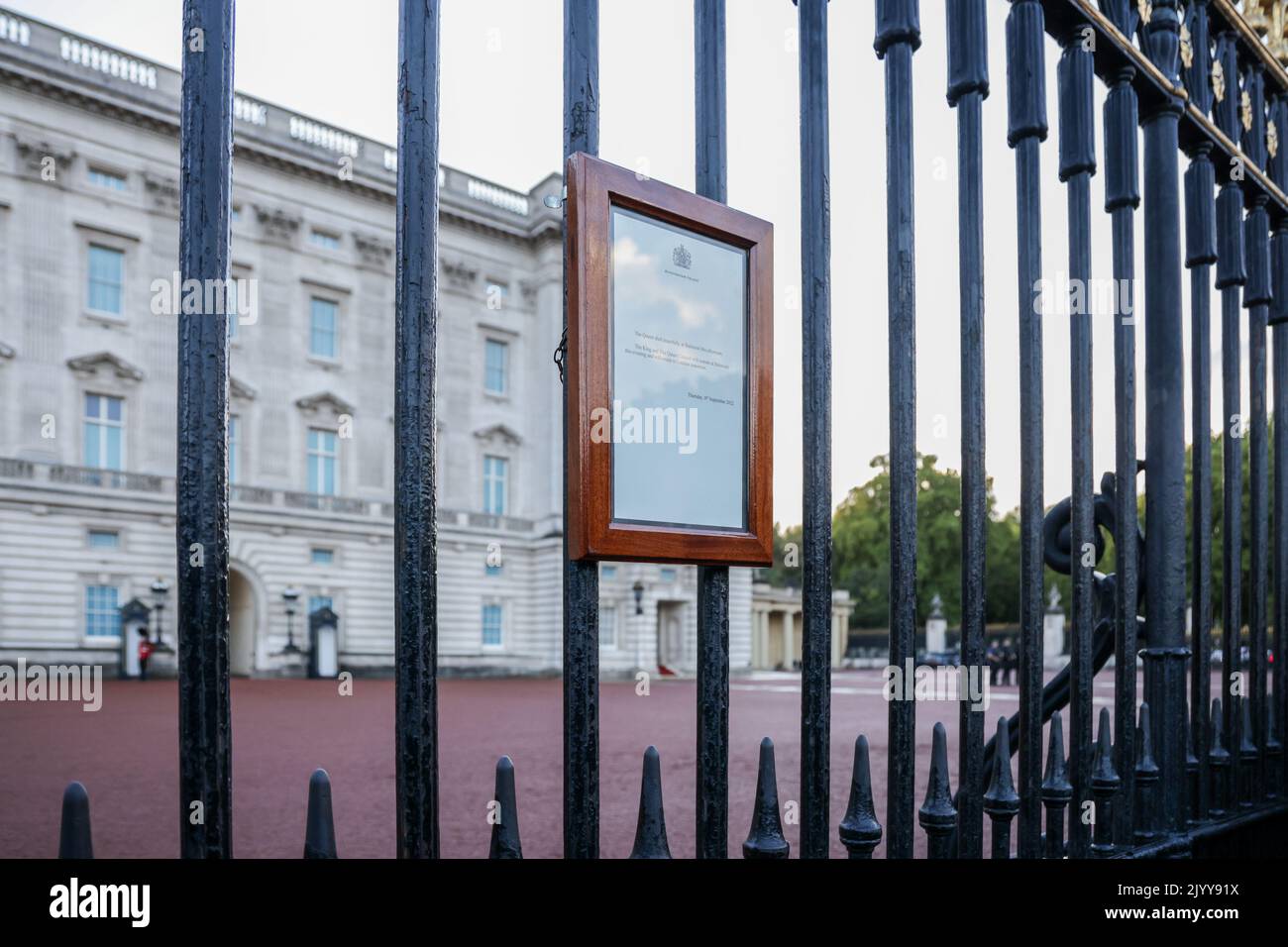 London, UK. 08th Sep, 2022. Buckingham Palace post official announcement hangs on the Palace gates that Queen Elizabeth II, the UK's longest-reigning monarch, has died at the age of 96; She died peacefully at Balmoral Castle in Scotland. Credit: SOPA Images Limited/Alamy Live News Stock Photo