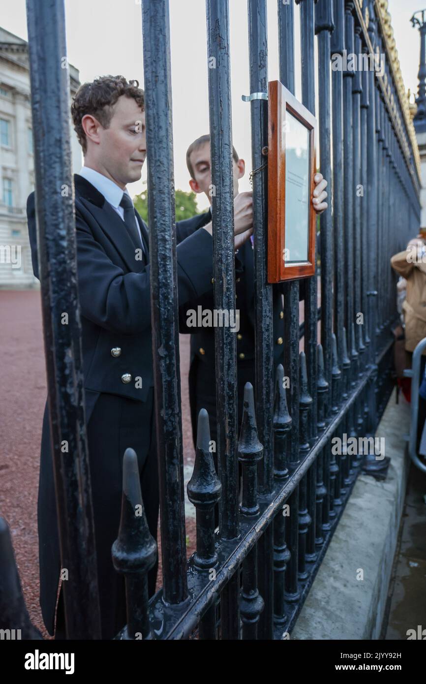 London, UK. 08th Sep, 2022. Buckingham Palace staff post official announcement on Palace gates that Queen Elizabeth II, the UK's longest-reigning monarch, has died at the age of 96; She died peacefully at Balmoral Castle in Scotland. Credit: SOPA Images Limited/Alamy Live News Stock Photo