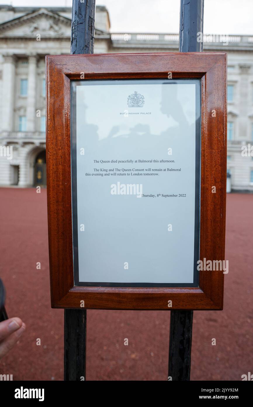 London, UK. 08th Sep, 2022. Buckingham Palace post official announcement hangs on the Palace gates that Queen Elizabeth II, the UK's longest-reigning monarch, has died at the age of 96; She died peacefully at Balmoral Castle in Scotland. Credit: SOPA Images Limited/Alamy Live News Stock Photo