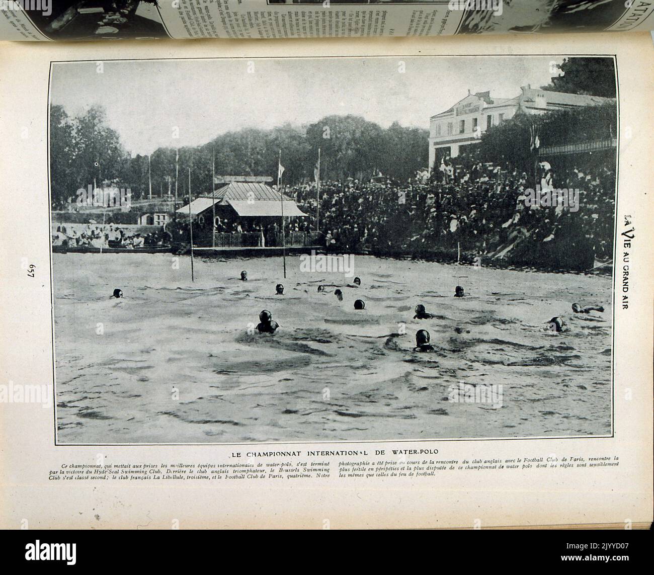 From the magazine La Vie au Grand Air (Life in the Outdoors); Black and white photograph of a water polo competition in a river watched by many people on the bank Stock Photo