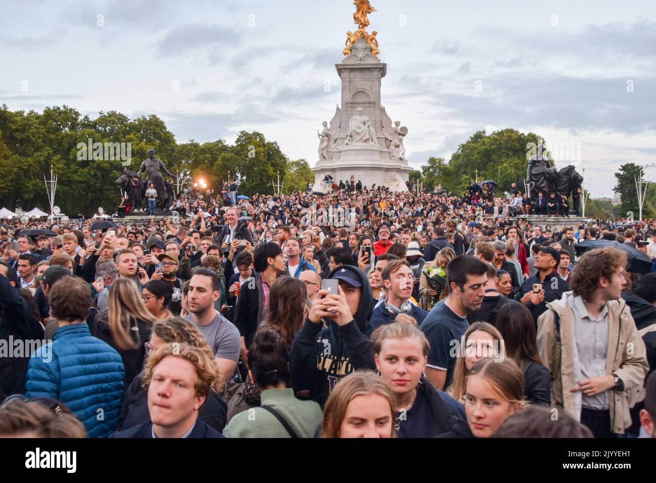 London, UK. 8th Sep, 2022. Crowds gather outside Buckingham Palace to pay their respects as Queen Elizabeth II dies, aged 96. Credit: Vuk Valcic/Alamy Live News Stock Photo