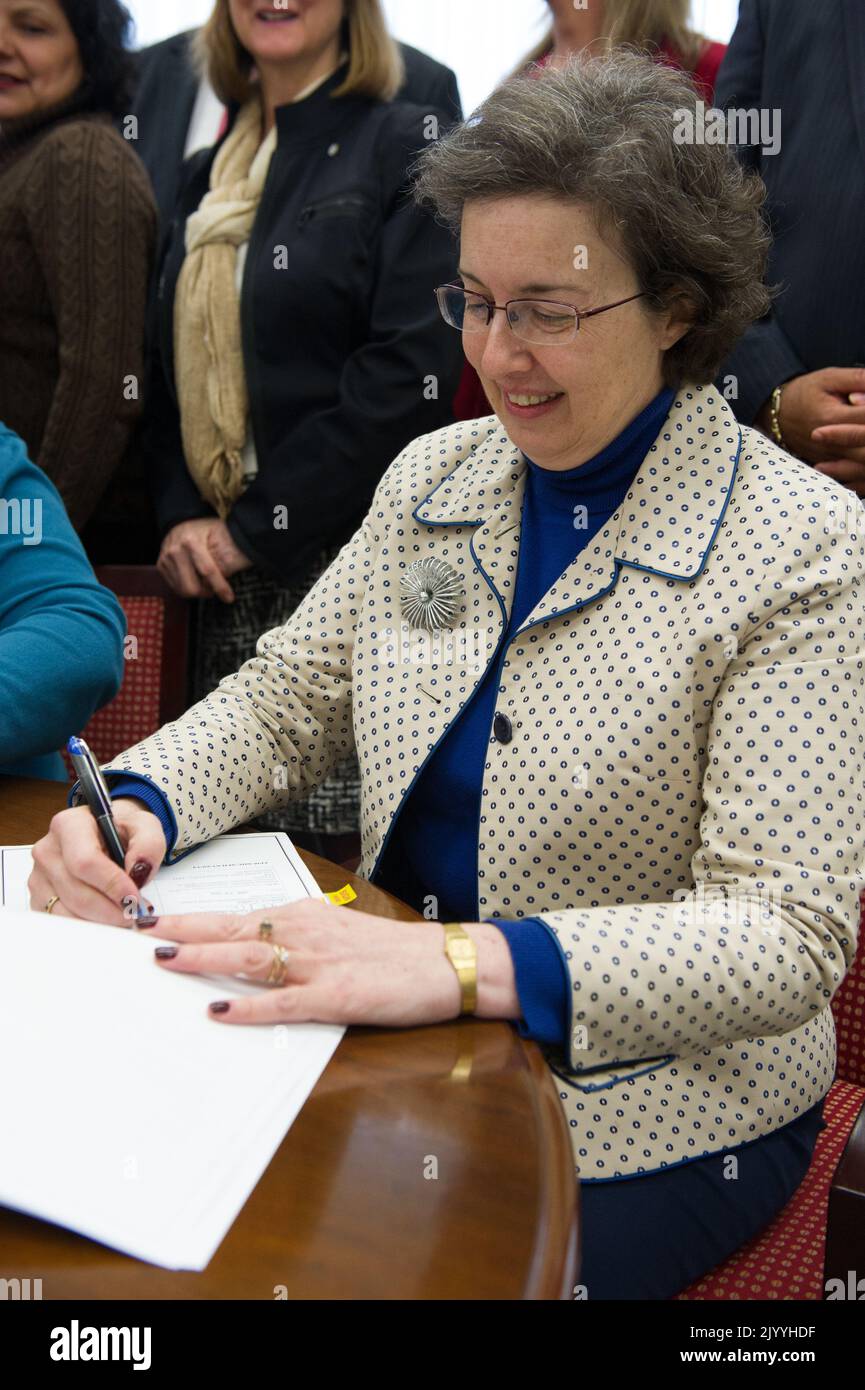 Triparty HUD interoffice Service Level Agreement (SLA) signing ceremony Stock Photo Alamy