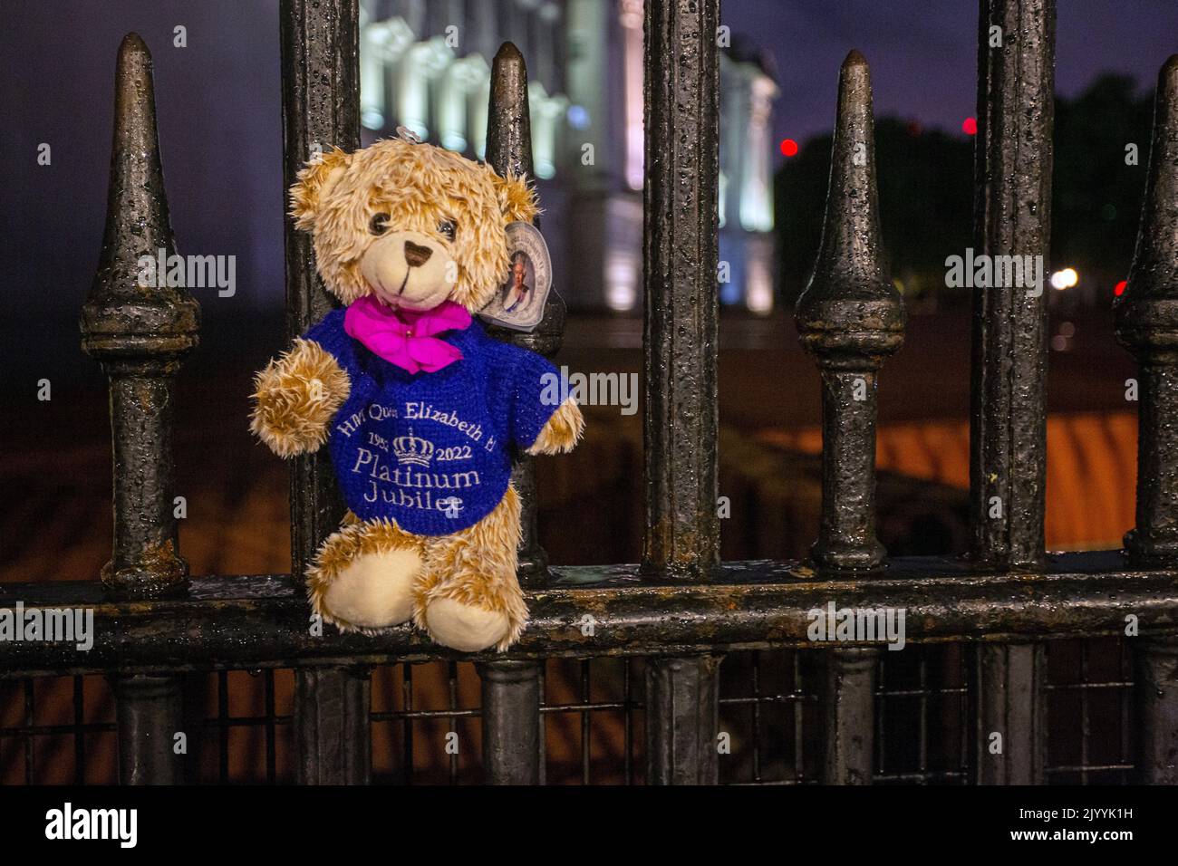 LONDON, ENGLAND - SEPTEMBER 08: Members of the public place Queen Elizabeth Platinum Jubilee Teddy Bear on the Buckingham Palace to pay their respects following the death today of Queen Elizabeth their respects following the death today of Queen Elizabeth ,Credit: Horst A. Friedrichs Alamy Live News Stock Photo