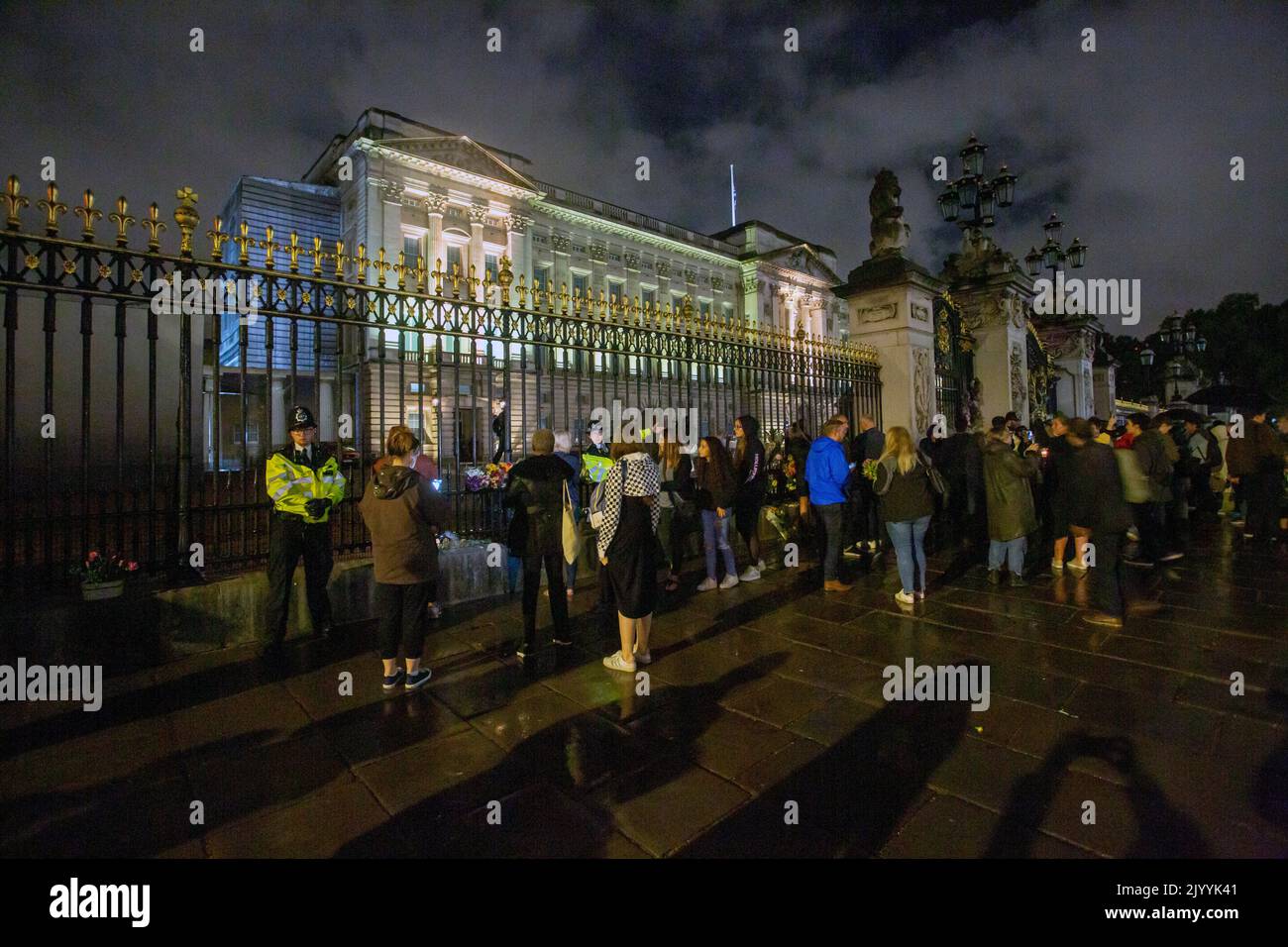 LONDON, ENGLAND - SEPTEMBER 08: Crowds gather in front of Buckingham Palace to pay their respects following the death today of Queen Elizabeth ,Credit: Horst A. Friedrichs Alamy Live News Stock Photo
