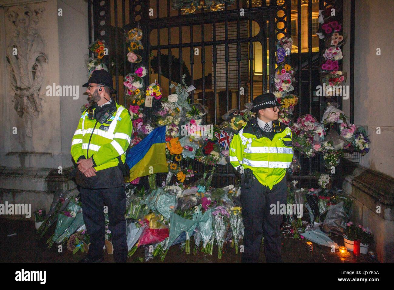 LONDON, ENGLAND - SEPTEMBER 08: Members of the public begin to gather outside Buckingham Palace to lay flowers and pay their respects following the death today of Queen Elizabeth ,Credit: Horst A. Friedrichs Alamy Live News Stock Photo