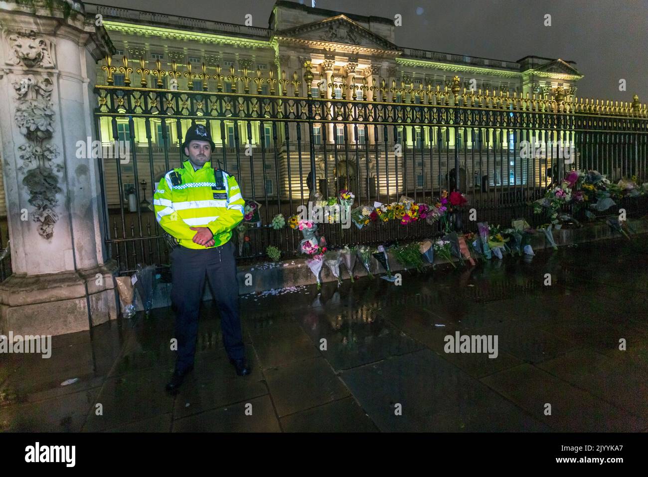 LONDON, ENGLAND - SEPTEMBER 08: Members of the public layed flowers and pay their respects following the death today of Queen Elizabeth ,Credit: Horst A. Friedrichs Alamy Live News Stock Photo