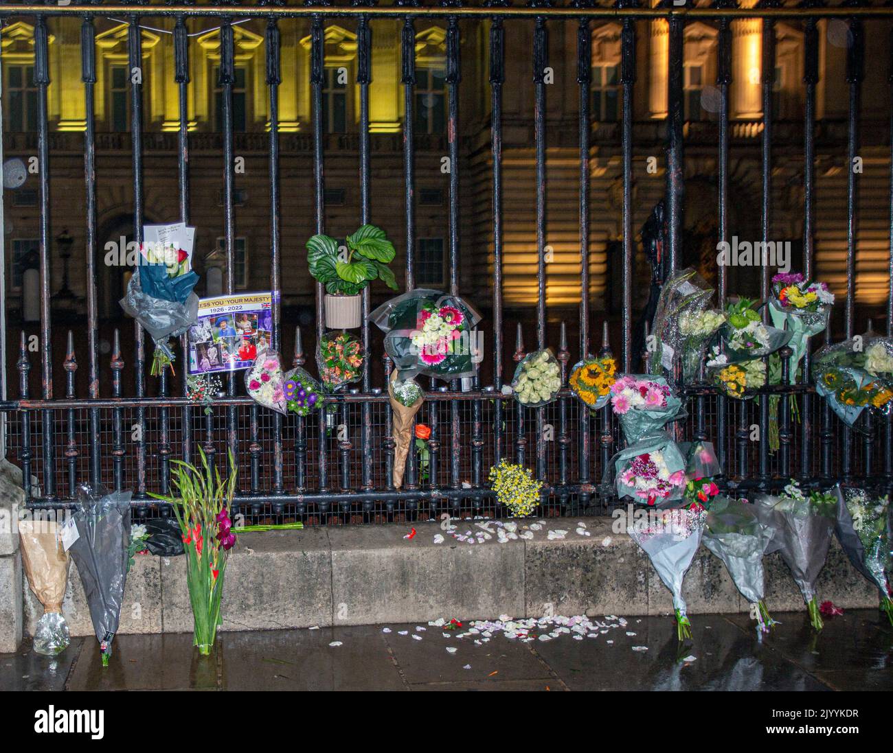 LONDON, ENGLAND - SEPTEMBER 08: Members of the public layed flowers and pay their respects following the death today of Queen Elizabeth ,Credit: Horst A. Friedrichs Alamy Live News Stock Photo