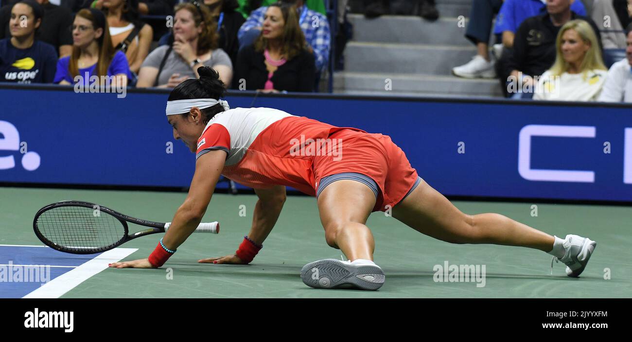 New York, USA. 08th Sep, 2022. New York Flushing Meadows US Open Day 11 08/09/2022 Ons Jabeur (TUN)has time to do press ups as as she wins Women's semi- final Credit: Roger Parker/Alamy Live News Stock Photo