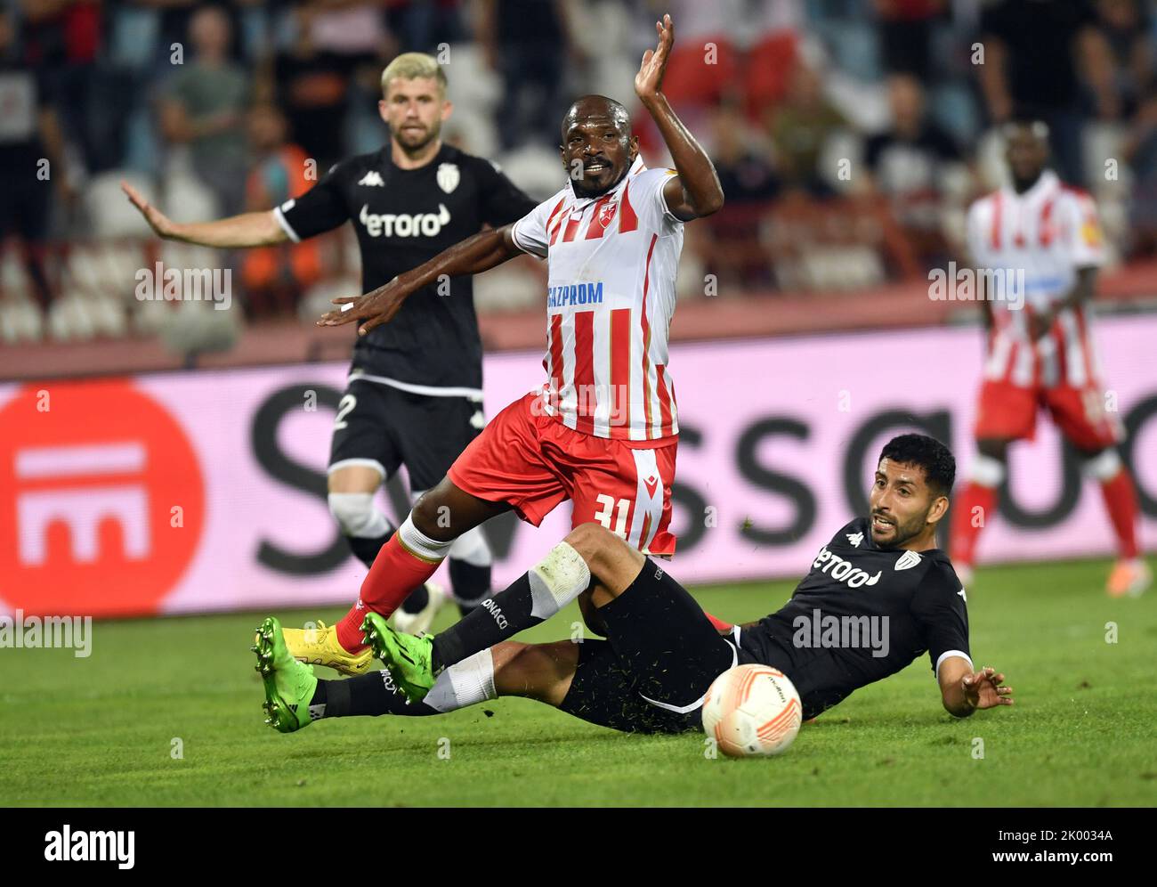 Belgrade, Serbia. 18th Sep, 2018. Crvena Zvezda's El Fardou Ben Nabouhane  (R) vies with Napoli's Raul Albiol during a UEFA Champions League group C  match between Crvena Zvezda and Napoli in Belgrade