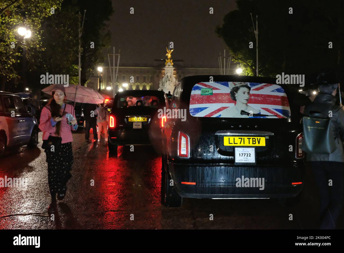 London, UK, 8th September, 2022. Black taxis and their drivers line the Mall to pay their respects to Her Majesty the Queen. Members of the public gathered opposite her London residence, Buckingham Palace until late into the night after her death was announced during early evening. The country will now enter ten days of mourning as the monarch's 70 year reign comes to an end. Credit: Eleventh Hour Photography/Alamy Live News Stock Photo