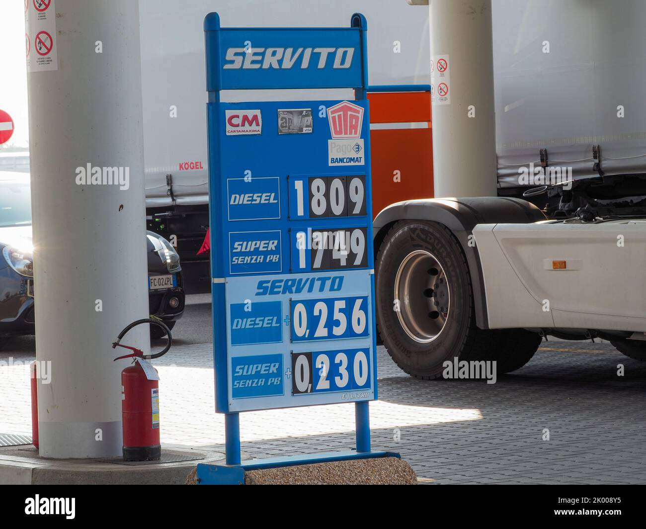 LPG gas filling stations and cars Stock Photo Alamy