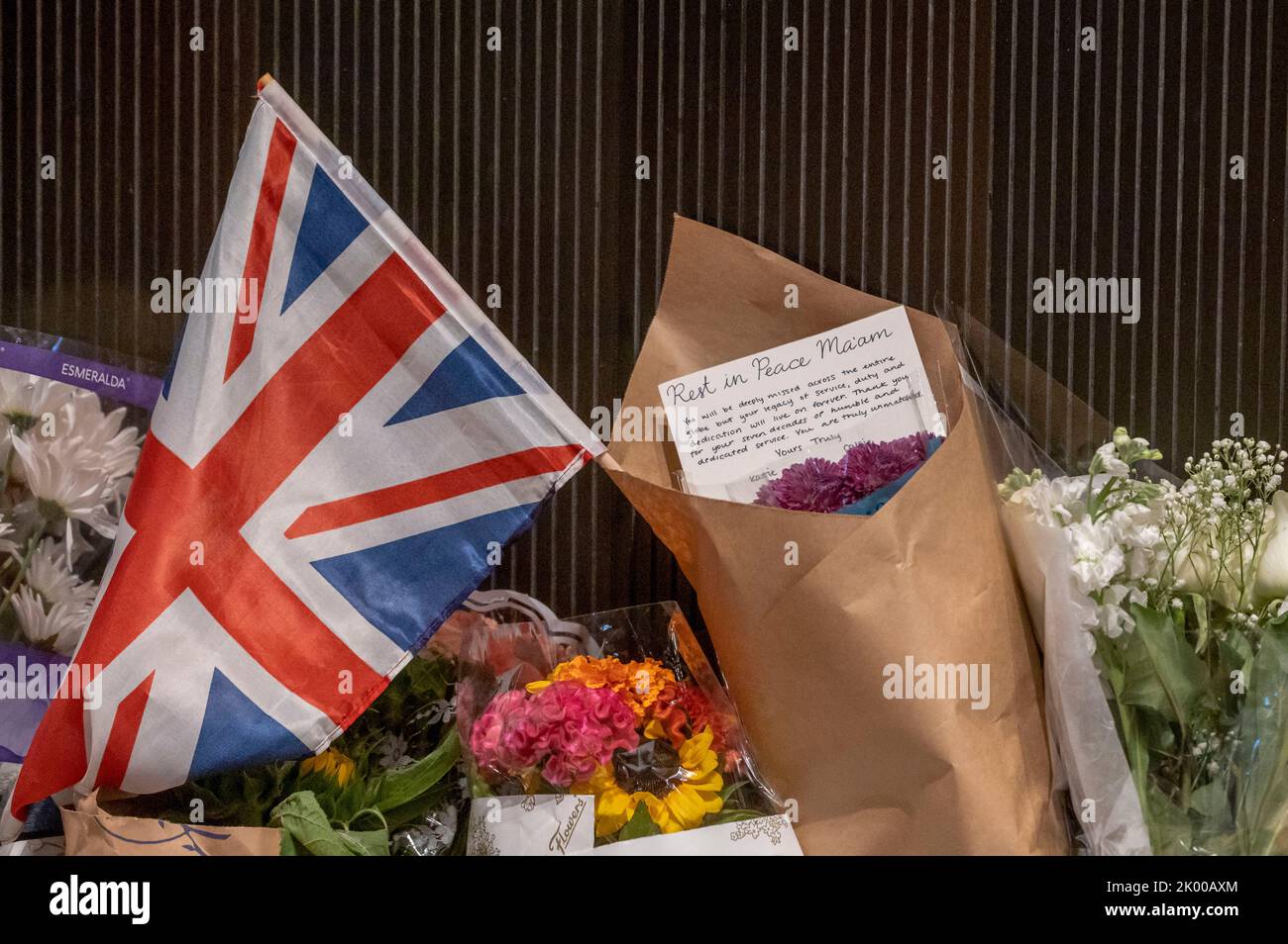 New York, United States. 08th Sep, 2022. The Union Jack and a note with flowers for Her Majesty Queen Elizabeth II are seen outside The British Consulate General in New York. According to a statement issued by Buckingham Palace on 08 September 2022, Britain's Queen Elizabeth II has died at her Scottish estate, Balmoral Castle. The 96-year-old Queen was the longest-reigning monarch in British history. Credit: SOPA Images Limited/Alamy Live News Stock Photo
