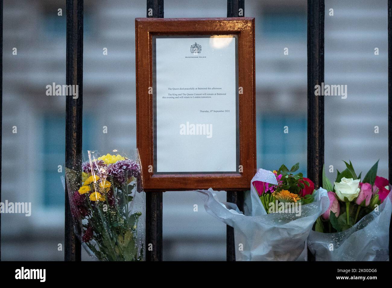 A notice of the queens death after the passing of Her Majesty The Queen at Buckingham Palace, London, United Kingdom, 9th September 2022   (Photo by Ben Whitley/News Images) Stock Photo