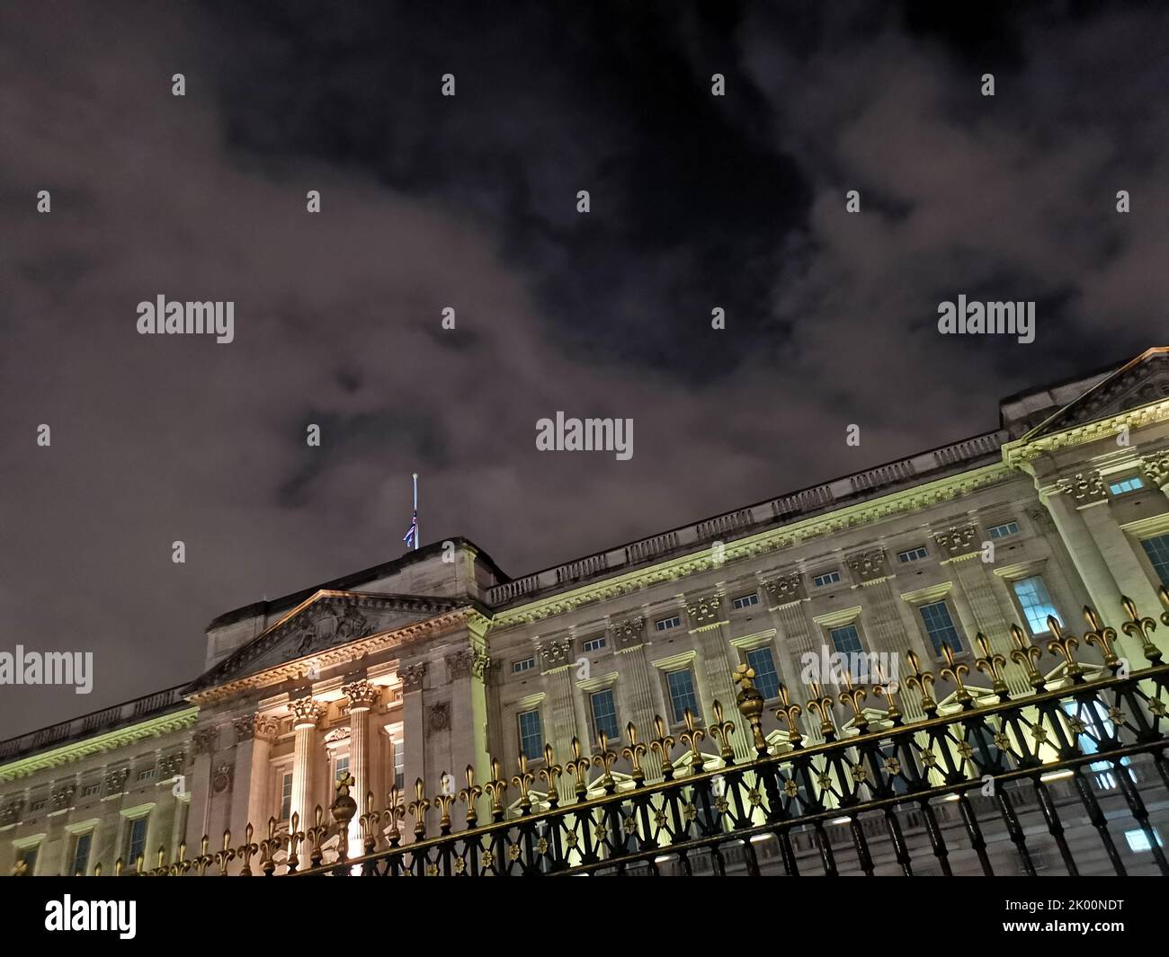 8 September 2022 - London, England: Buckingham Palace - death of Queen Elizabeth Stock Photo