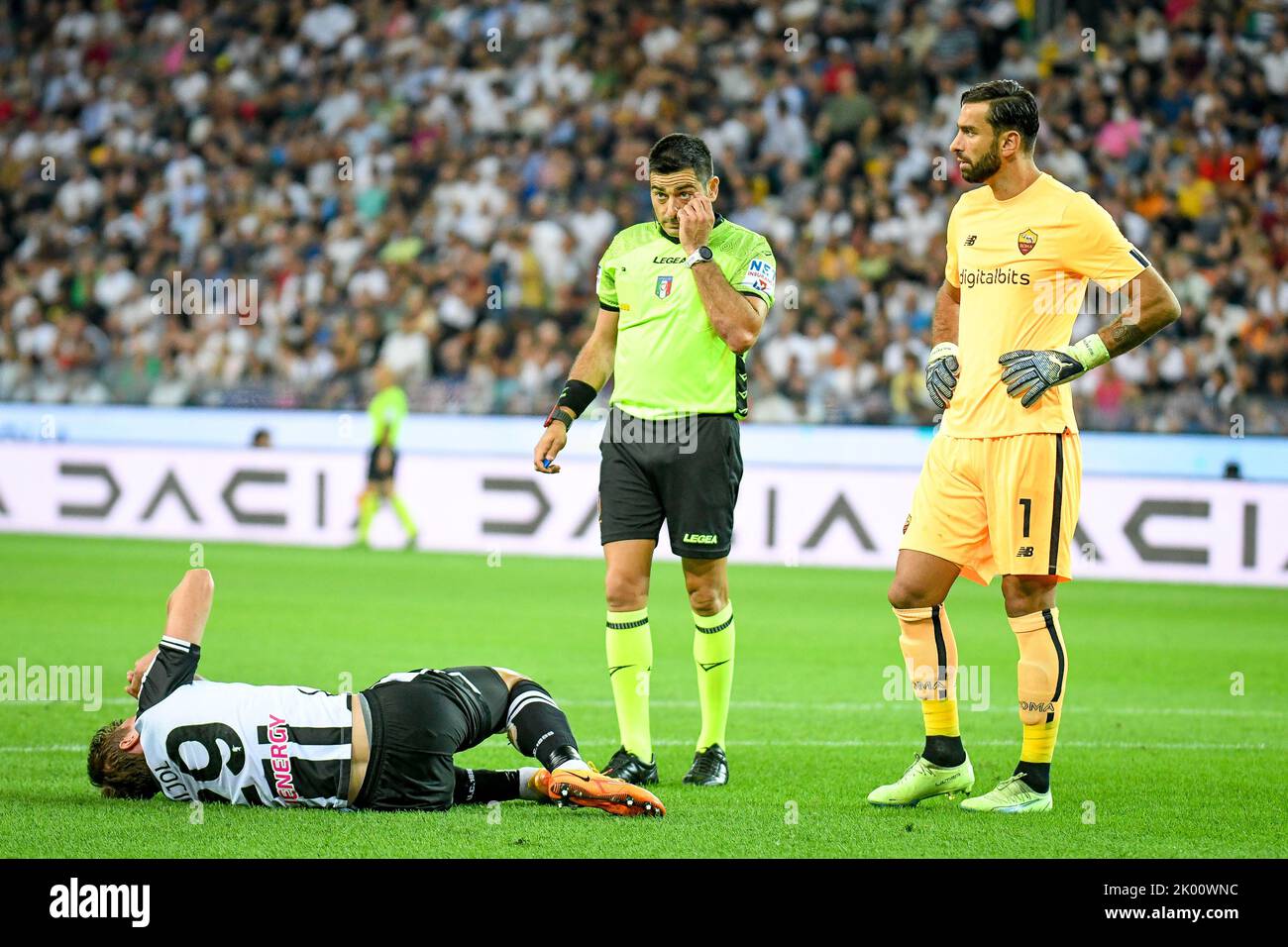 Udine, Italy. 04th Sep, 2022. Udinese's Jaka Bijol injury with the referee of the match Fabio Maresca and Roma's Rui Pedro dos Santos Patricio during Udinese Calcio vs AS Roma, italian soccer Serie A match in Udine, Italy, September 04 2022 Credit: Independent Photo Agency/Alamy Live News Stock Photo