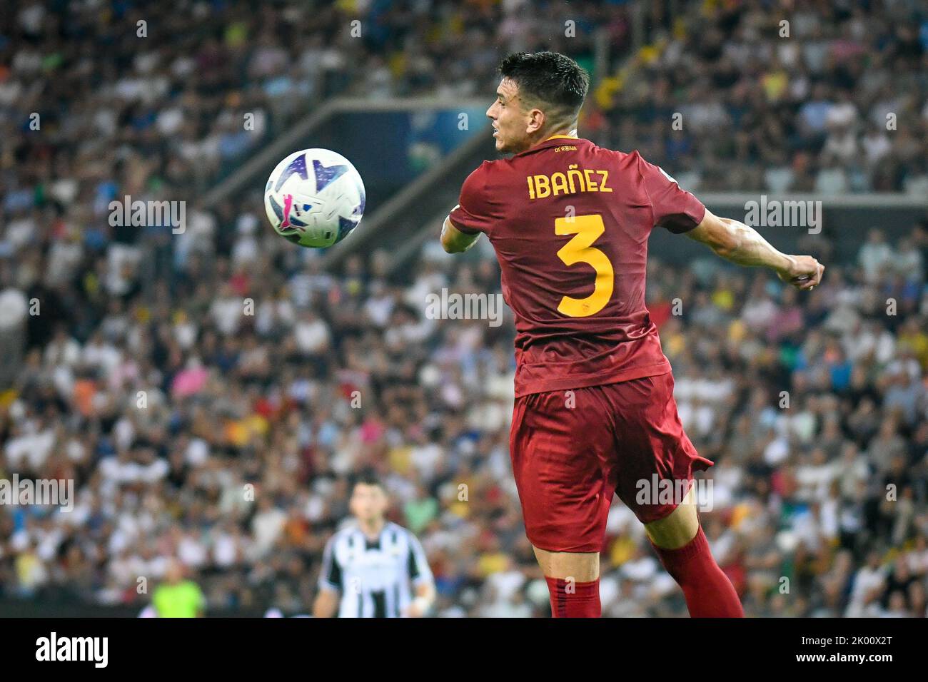 Udine, Italy. 04th Sep, 2022. Header of Roma's Roger Ibanez da Silva during Udinese Calcio vs AS Roma, italian soccer Serie A match in Udine, Italy, September 04 2022 Credit: Independent Photo Agency/Alamy Live News Stock Photo