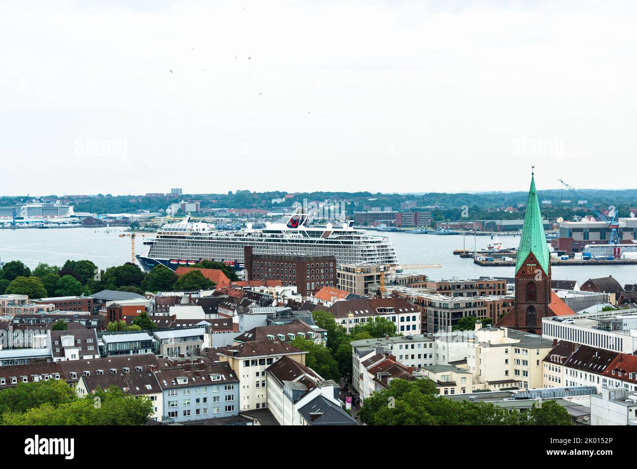 Kiel - Luftaufnahme Innenstadt und Hafen am Ostseekai ein Kreuzfahrtschiff der Tui Cruises Stock Photo