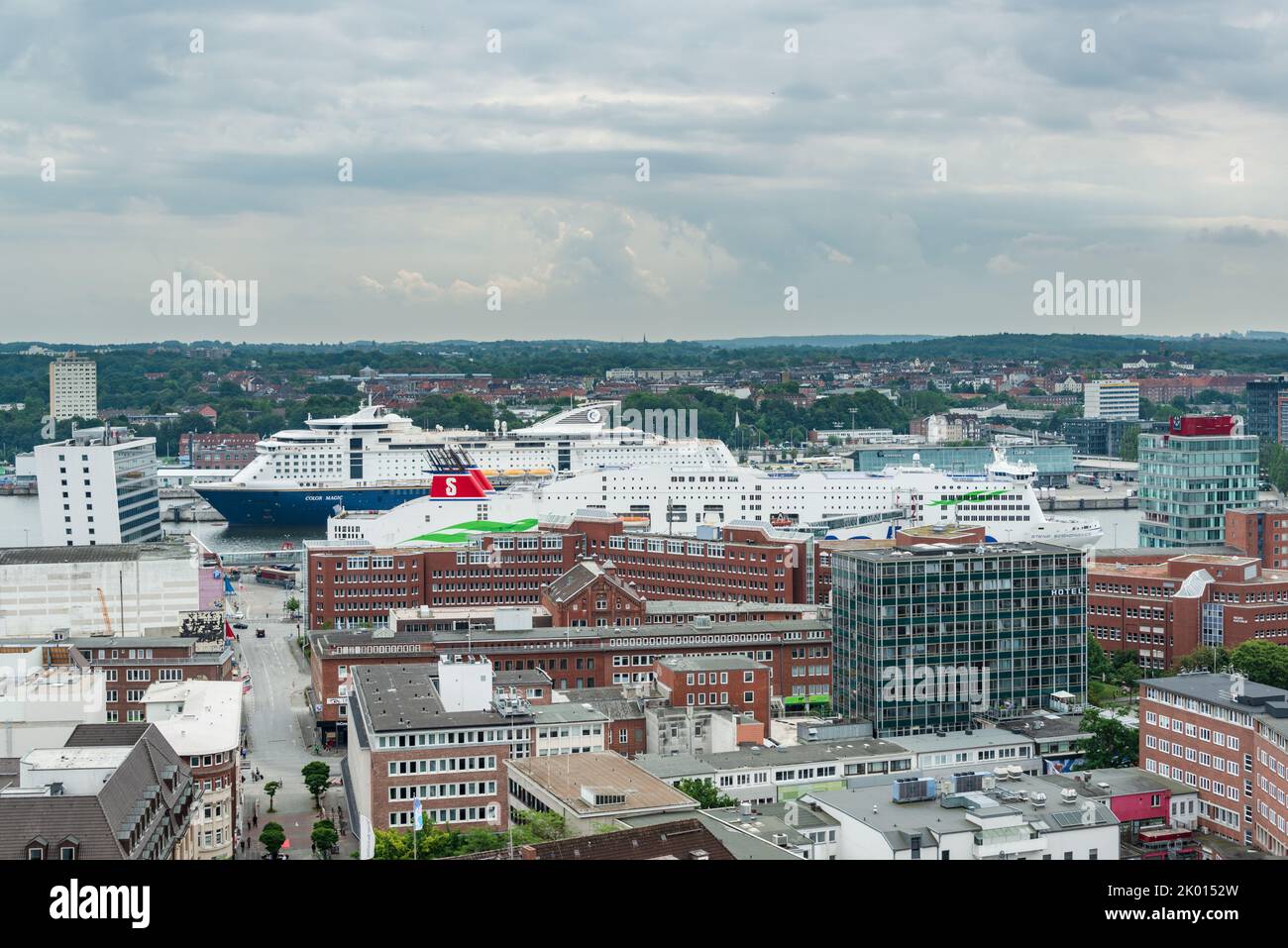 Kiel - Luftaufnahme Innenstadt die Stena Germanica und die Color Magic Fähren nach Norwegen und Schweden an ihren Liegeplätzen Stock Photo