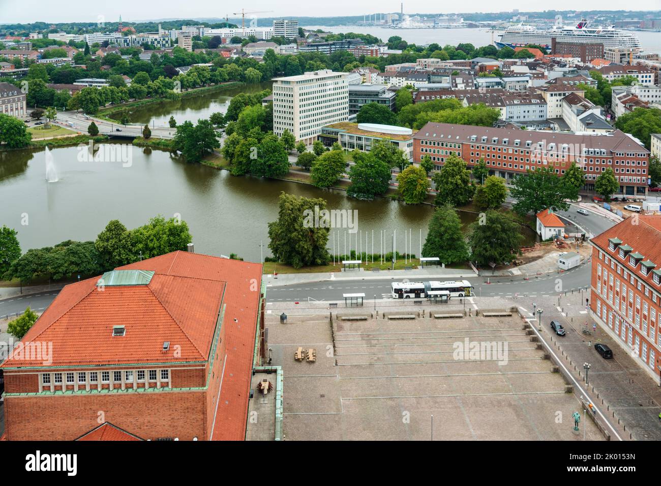 Kiel - Luftaufnahme Innenstadt Kiel und Hafen im Vordergrund der Rathausplatz und das Opernhaus am Kleinen Kiel Stock Photo