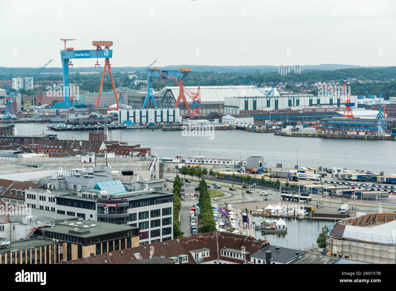 Kiel - Luftaufnahme Innenstadt und die Werftanlagen in Kiel-Gaarden Stock Photo