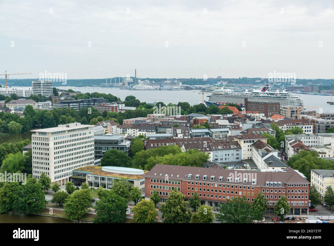 Kiel - Luftaufnahme Innenstadt  und Hafen am Osteekai ein kreuzfahrtschiff der Tui Cruises Stock Photo