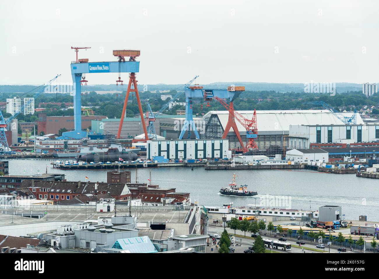 Kiel - Luftaufnahme Innenstadt und die Werftanlagen in Kiel-Gaarden Stock Photo