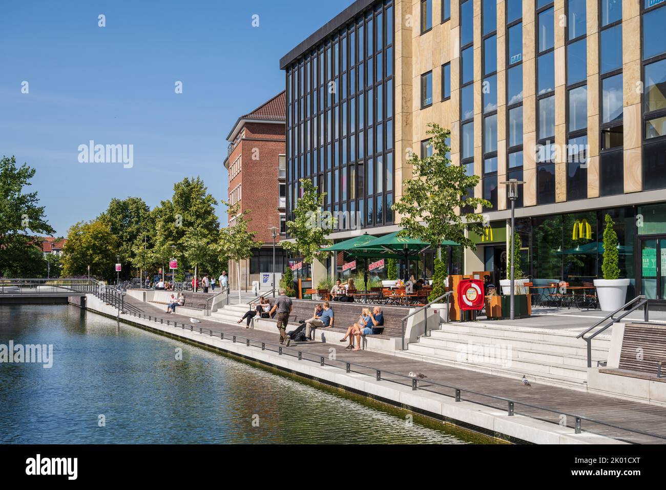 Sommerliche Impressionen aus der Innenstadt Kiels an der modern umgestalteten Holstenbrücke Stock Photo