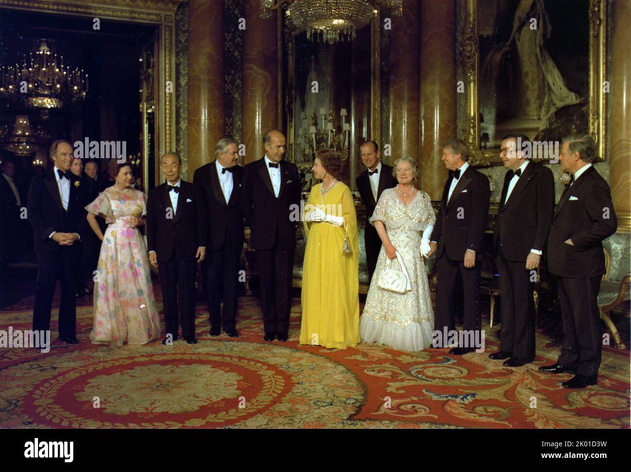Jimmy Carter with Queen Elizabeth - White House Staff Photographers 1977 - National leaders and royalty in London, 1977. Left to right: Pierre Trudeau, (Prince Charles far background), Princess Margaret, Takeo Fukuda, James Callaghan, Valéry Giscard d'Estaing, Queen Elizabeth II, Prince Philip, Queen Elizabeth The Queen Mother, Jimmy Carter, Giulio Andreotti, Helmut Schmidt. Stock Photo
