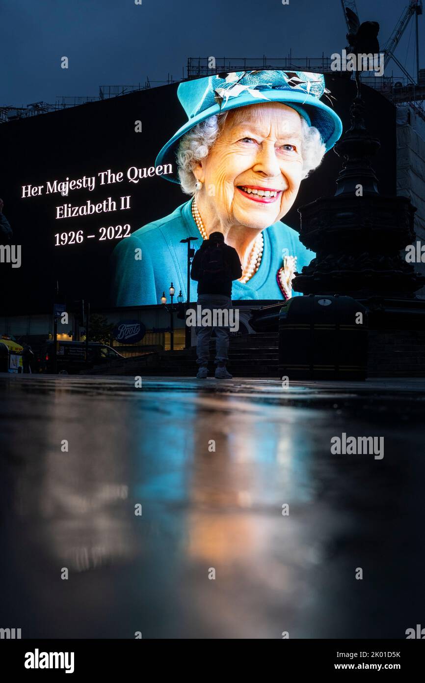 London, UK.  9 September 2022.  A tribute to the Queen is seen at dawn on the digital screens at Piccadilly Circus outside Buckingham Palace.  The day before, it was announced that Queen Elizabeth II, the longest-reigning monarch in British history, had died at the age of 96 in Balmoral, Scotland.  Her son, to be now known as King Charles III, will succeed her.  Credit: Stephen Chung / Alamy Live News Stock Photo