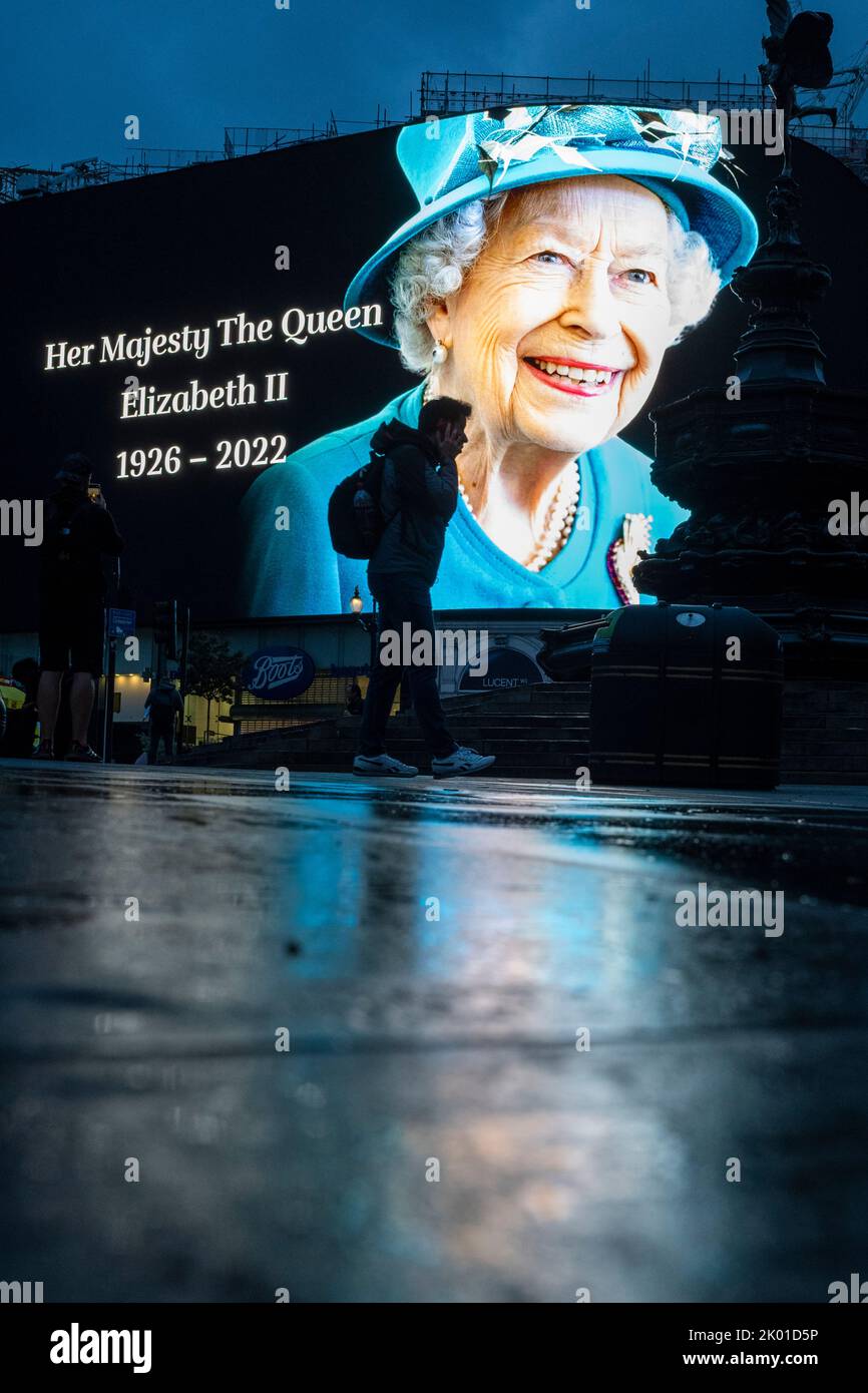 London, UK.  9 September 2022.  A tribute to the Queen is seen at dawn on the digital screens at Piccadilly Circus outside Buckingham Palace.  The day before, it was announced that Queen Elizabeth II, the longest-reigning monarch in British history, had died at the age of 96 in Balmoral, Scotland.  Her son, to be now known as King Charles III, will succeed her.  Credit: Stephen Chung / Alamy Live News Stock Photo