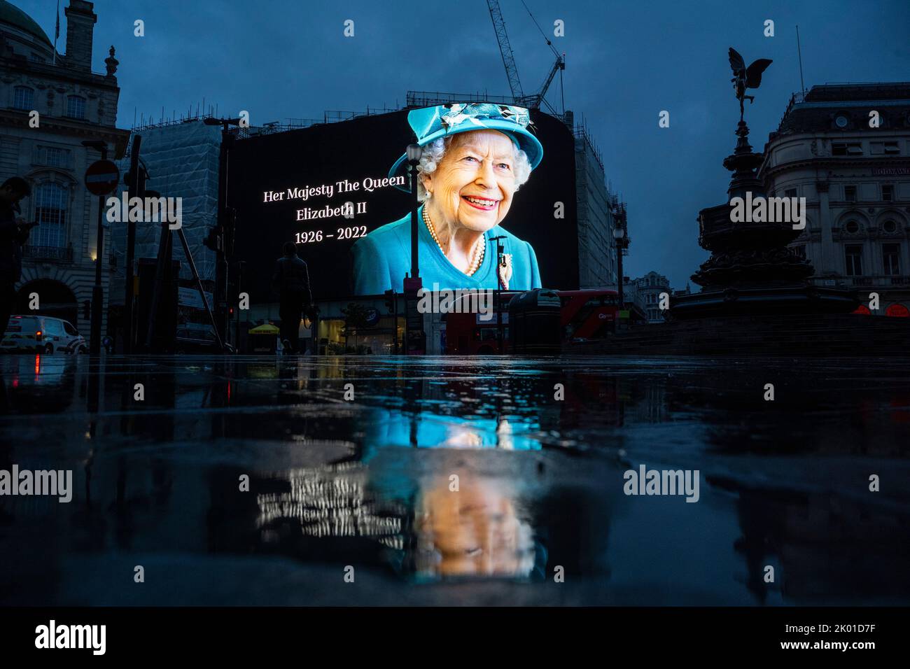 London, UK.  9 September 2022.  A tribute to the Queen is seen at dawn on the digital screens at Piccadilly Circus outside Buckingham Palace.  The day before, it was announced that Queen Elizabeth II, the longest-reigning monarch in British history, had died at the age of 96 in Balmoral, Scotland.  Her son, to be now known as King Charles III, will succeed her.  Credit: Stephen Chung / Alamy Live News Stock Photo