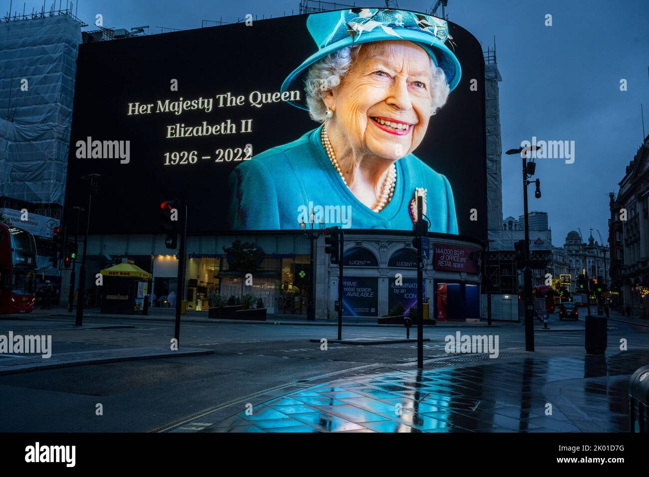 London, UK.  9 September 2022.  A tribute to the Queen is seen at dawn on the digital screens at Piccadilly Circus outside Buckingham Palace.  The day before, it was announced that Queen Elizabeth II, the longest-reigning monarch in British history, had died at the age of 96 in Balmoral, Scotland.  Her son, to be now known as King Charles III, will succeed her.  Credit: Stephen Chung / Alamy Live News Stock Photo