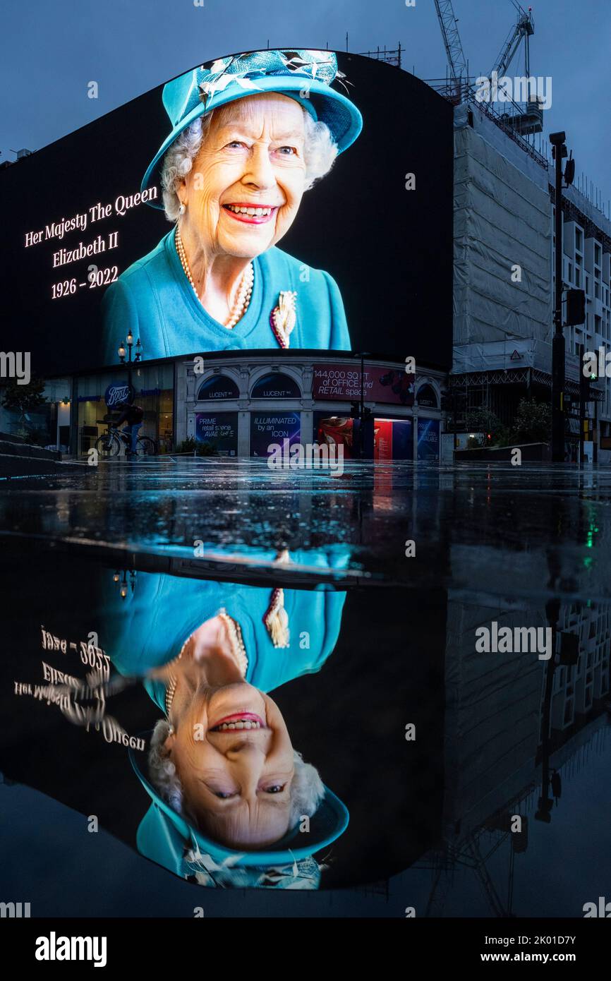 London, UK.  9 September 2022.  A tribute to the Queen is seen at dawn on the digital screens at Piccadilly Circus outside Buckingham Palace.  The day before, it was announced that Queen Elizabeth II, the longest-reigning monarch in British history, had died at the age of 96 in Balmoral, Scotland.  Her son, to be now known as King Charles III, will succeed her.  Credit: Stephen Chung / Alamy Live News Stock Photo