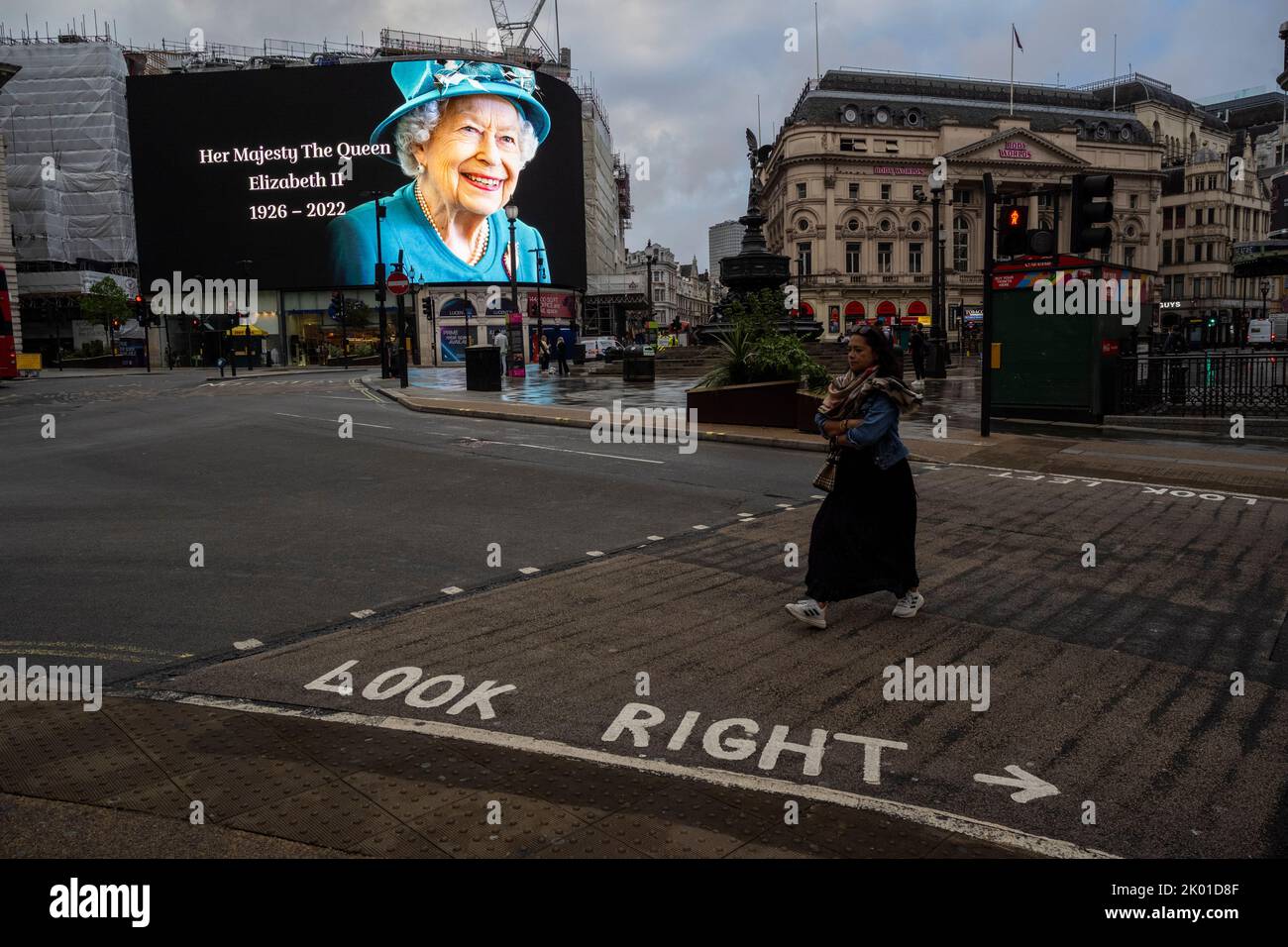 London, UK.  9 September 2022.  A tribute to the Queen is seen at dawn on the digital screens at Piccadilly Circus outside Buckingham Palace.  The day before, it was announced that Queen Elizabeth II, the longest-reigning monarch in British history, had died at the age of 96 in Balmoral, Scotland.  Her son, to be now known as King Charles III, will succeed her.  Credit: Stephen Chung / Alamy Live News Stock Photo