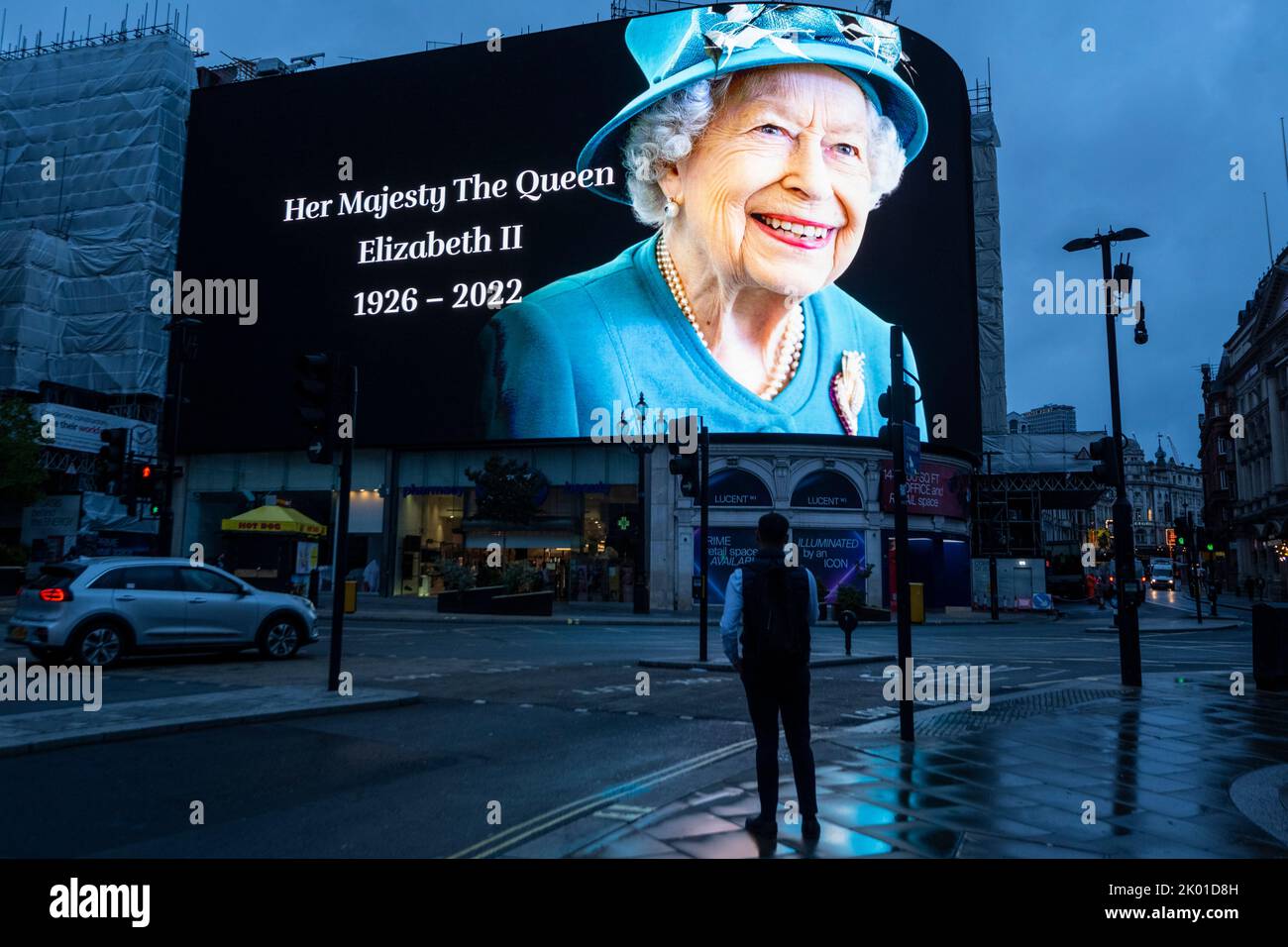London, UK.  9 September 2022.  A tribute to the Queen is seen at dawn on the digital screens at Piccadilly Circus outside Buckingham Palace.  The day before, it was announced that Queen Elizabeth II, the longest-reigning monarch in British history, had died at the age of 96 in Balmoral, Scotland.  Her son, to be now known as King Charles III, will succeed her.  Credit: Stephen Chung / Alamy Live News Stock Photo