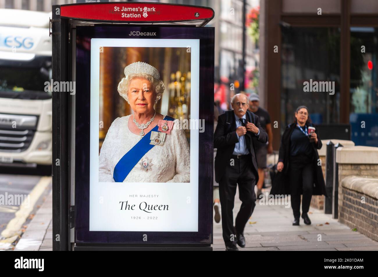 London, UK.  9 September 2022.  A tribute to the Queen is seen on a screen at a bus stop in Westminster.  The day before, it was announced that Queen Elizabeth II, the longest-reigning monarch in British history, had died at the age of 96 in Balmoral, Scotland.  Her son, to be now known as King Charles III, will succeed her.  Credit: Stephen Chung / Alamy Live News Stock Photo