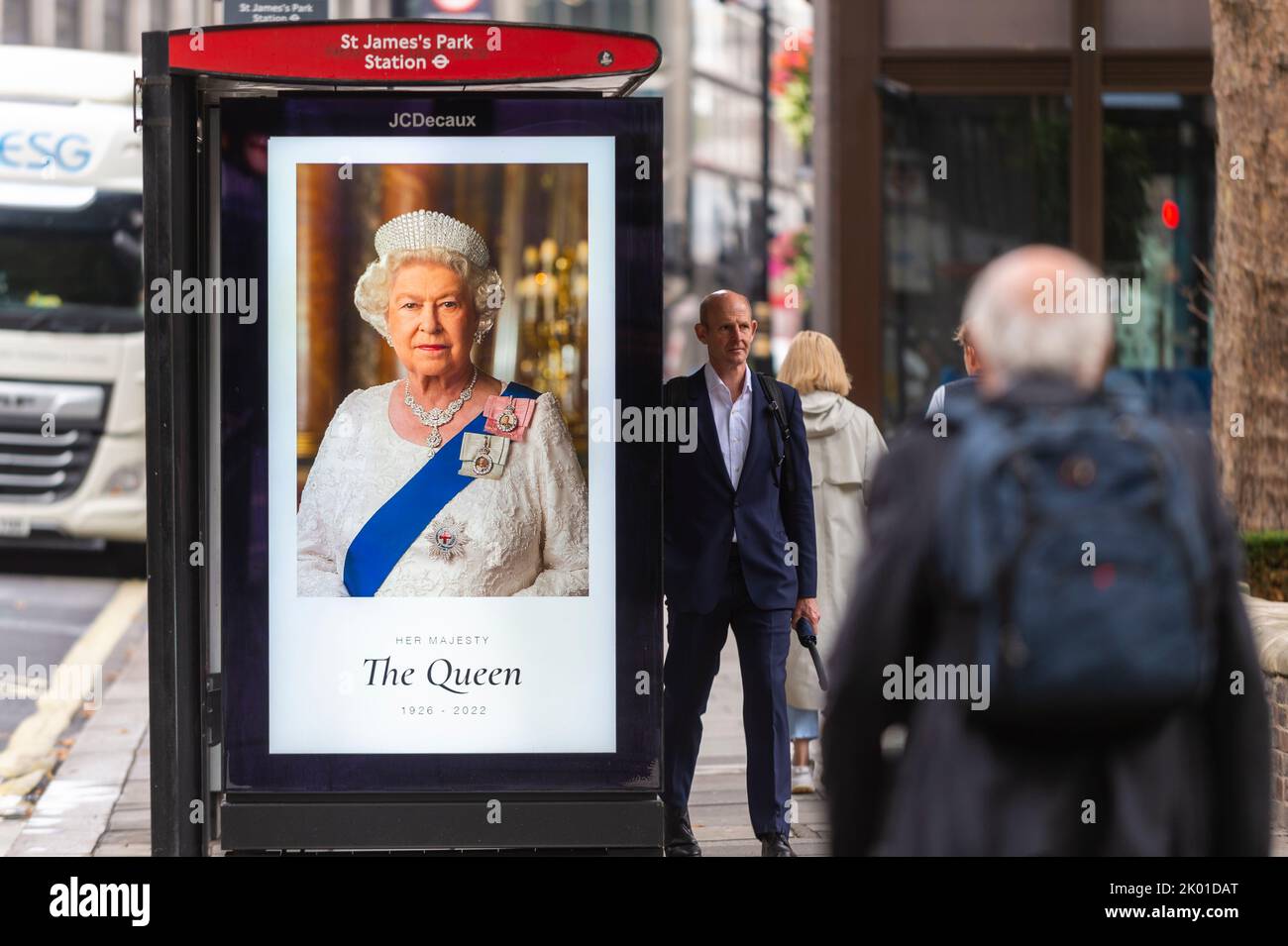 London, UK.  9 September 2022.  A tribute to the Queen is seen on a screen at a bus stop in Westminster.  The day before, it was announced that Queen Elizabeth II, the longest-reigning monarch in British history, had died at the age of 96 in Balmoral, Scotland.  Her son, to be now known as King Charles III, will succeed her.  Credit: Stephen Chung / Alamy Live News Stock Photo