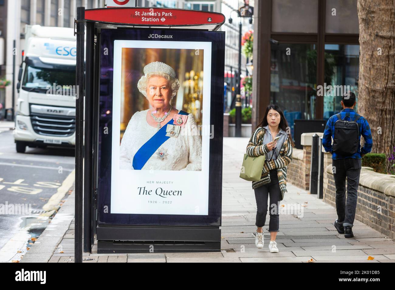 London, UK.  9 September 2022.  A tribute to the Queen is seen on a screen at a bus stop in Westminster.  The day before, it was announced that Queen Elizabeth II, the longest-reigning monarch in British history, had died at the age of 96 in Balmoral, Scotland.  Her son, to be now known as King Charles III, will succeed her.  Credit: Stephen Chung / Alamy Live News Stock Photo