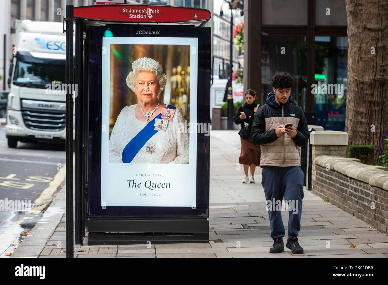 London, UK.  9 September 2022.  A tribute to the Queen is seen on a screen at a bus stop in Westminster.  The day before, it was announced that Queen Elizabeth II, the longest-reigning monarch in British history, had died at the age of 96 in Balmoral, Scotland.  Her son, to be now known as King Charles III, will succeed her.  Credit: Stephen Chung / Alamy Live News Stock Photo