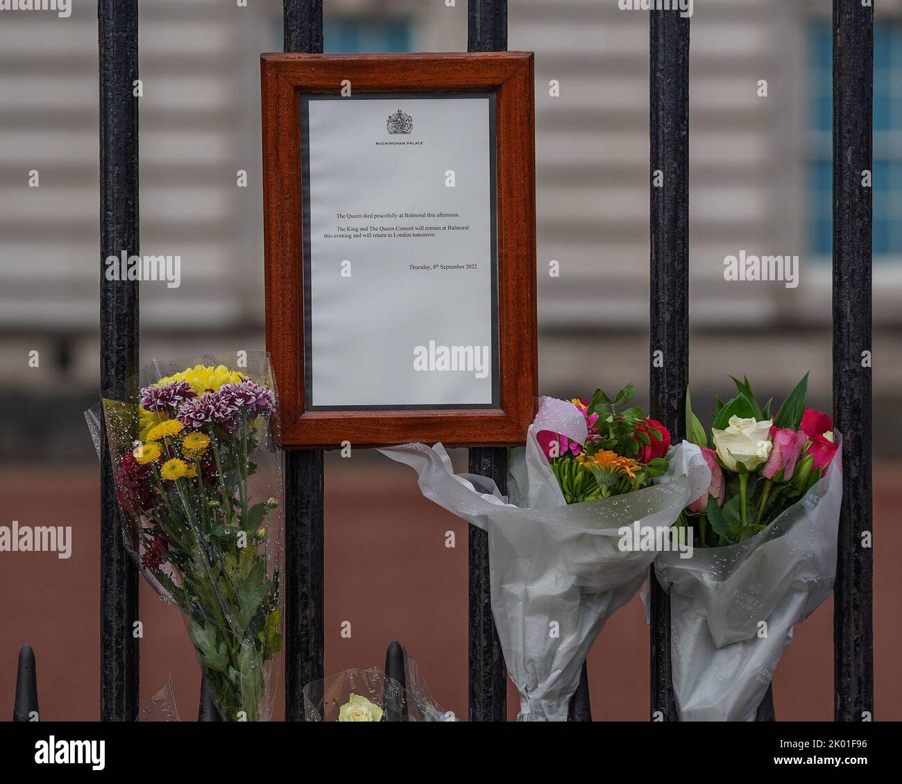 A notice of the queens death after the passing of Her Majesty The Queen at Buckingham Palace, London, United Kingdom, 9th September 2022 (Photo by Richard Washbrooke/News Images) Stock Photo